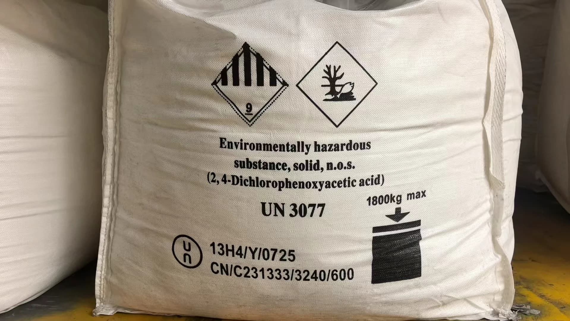 带危险品标识的袋装危险品货物